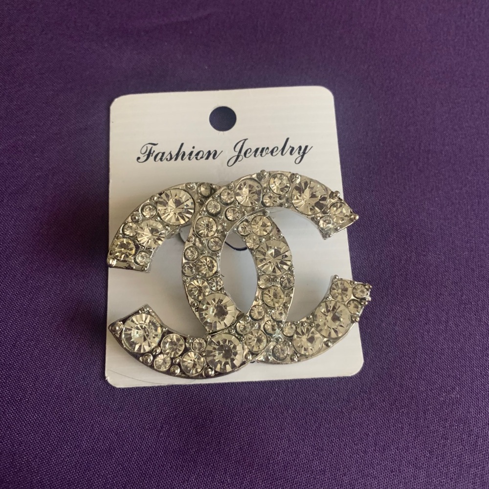Sliver stoned brooch